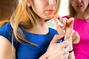 ۶ دلیل که نوجوان شما سیگاری می شود