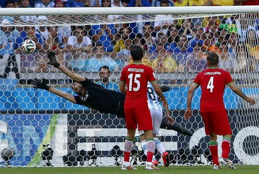 علیرضا حقیقی، در دو بازی مرحله نخست رقابتهای جام جهانی ۲۰۱۴ برزیل نشان داد مهارت خوبی در توپ گیری، جاگیری و چیدمان دفاع دارد و اعتماد کیروش به وی بی دلیل نبوده و دروازه ایران را از ورود چند توپ مسلم از سوی مهاجمان نیجریه و آرژانتین نجات داده است. وی در مقابل ستارگان آرژانتین نیز همانند سایر ملی پوشان بازی درخشانی از خود بجای گذاشت.بنظر می رسد نه فقط حقیقی، بلکه بسیاری از دروازه بانان بزرگ جهان نیز از دفع توپی با این قوس و سرعت عاجز هستند. شوتی که فقط تک ستاره هایی مانند مسی قدرت شلیک آنرا دارند/xinhua 