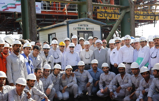 عکس یادگاری علی لاریجانی رئیس مجلس شورای اسلامی با کارکنان و متخصصان فازهای ۱۵ تا ۱۸ مجتمع پارس جنوبی. /IRNA 