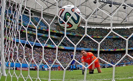 تیم ملی فوتبال ایران، پس از دو بازی امیدبخش در آخرین بازی خود مقابل تیم قدرتمند بوسنی در عین ناباوری و در روزی که تاکتیک مشخصی از خود ارائه نمی کرد با سه گل شکست سنگین خورد و از ادامه رقابتهای جام جهانی باز ماند/TASNIM 