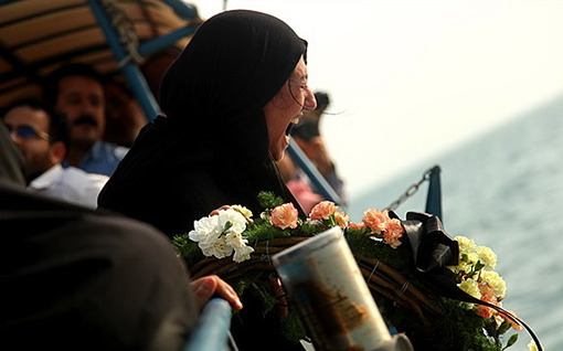 مراسم بیست و ششمین سالگرد حمله ناو آمریکایی وینسس به هواپیمای مسافربری ایران بعد از ظهر پنجشنبه با گلباران محل این حادثه تروریستی با حضور خانواده‌های شهدا برگزار شد./MEHR  