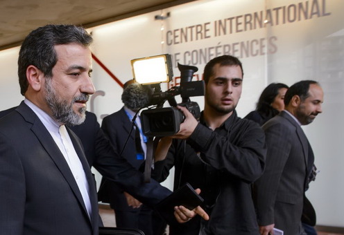 نخستین نشست بین عباس عراقچی،‌معاون وزیر خارجه ایران و هلگا اشمیت، معاون کاترین اشتون، مسئول سیاست خارجی اتحادیه اروپا، برای نگارش متن توافق جامع هسته ای روز جمعه ۱۷ تیرماه به پایان رسید. قرار است این مذاکرات بامداد روز شنبه ادامه یابد. این نشست از ساعت ۱۴ و ۳۰ دقیقه به وقت محلی آغاز شد و تا ساعت ۲۲ ادامه داشت.قرار بود این نشست صبح روز جمعه به وقت محلی برگزار شود، اما این نشست با توافق دو طرف برای انجام رایزنی های دوجانبه و داخلی، برای ساعاتی به تعویق افتاد./IRNA-AFP-RFE/RL  