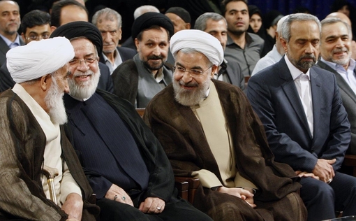 حجت الاسلام والمسلمین حسن روحانی، رئیس‌جمهوری سه شنبه شب با جمعی از خانواده‌های معظم شهدا و ایثارگران دیدار کرد./IRNA  