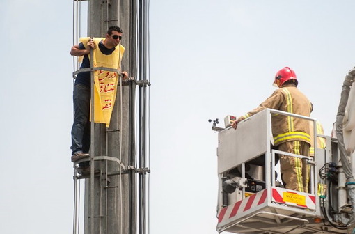 روز سه‌شنبه فردی معترض به مسائل اقتصادی جامعه، به بالای یک دکل مخابراتی در میدان هفت تیر تهران رفت و در حالی که گفته بود، قصدش از این کار اعتراض است و قصد خودکشی ندارد اما هنگام نزدیک شدن نیروهای امدادی به وی، آنها را تهدید به پرتاب کردن خود‌ می‌کند! نکته قابل توجه اینکه این حادثه نه تنها موجب بروز انسداد مسیرهای منتهی به میدان هفتم تیر و ترافیک گسترده شد، بلکه کارکنان و کارمندان شرکت‌های مشرف به میدان هفت تیر، این حادثه را مانند سایر رهگذران حدود سه ساعت با اشتیاق تمام دنبال می‌کردند و ظاهراً ادارات مربوطه به حالت نیمه تعطیل درآمده بود!/ ISNA  