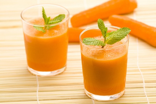 fresh carrot juice and mint