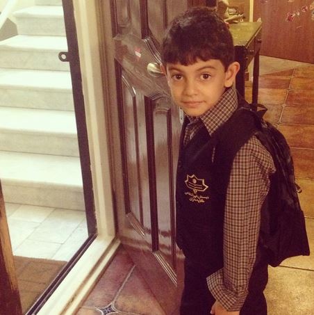 پسر بازیگر مشهور ایرانی با لباس مدرسه /عکس
