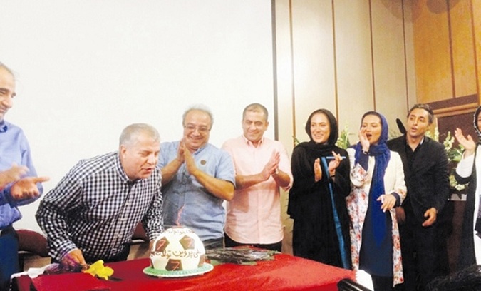 علی پروین کیک تولدش را فوت کرد +عکس