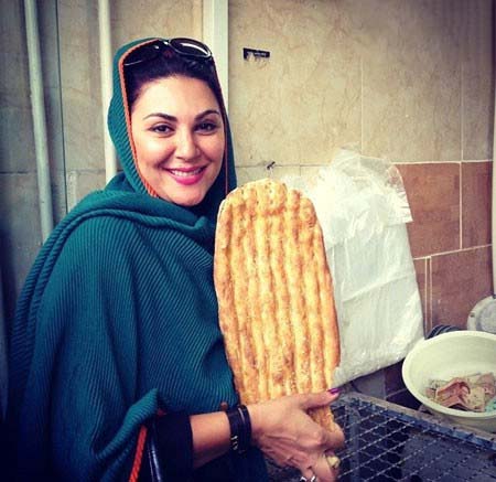 لاله اسکندری در صف نان بربری /عکس