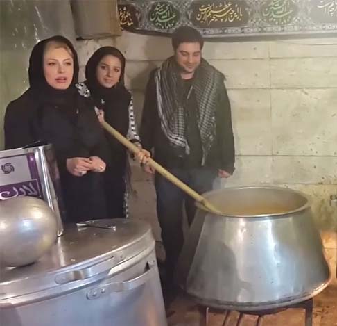 نیوشا ضیغمی و همسرش پای دیگ نذری /عکس
