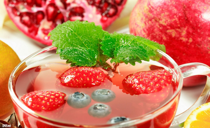 summer-fresh-drink-strawberries