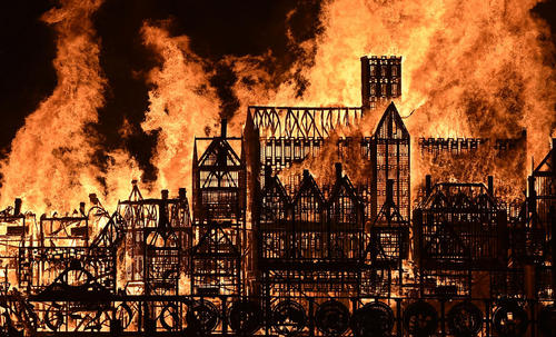 سوزاندن یک ماکت از قرن هفدهم شهر لندن در سیصدو پنجاهمین سالگرد آتش سوزی بزرگ در پایتخت بریتانیا