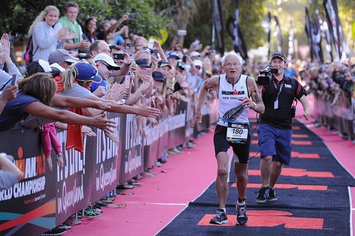 پیرمرد 80 ساله نیوزیلندی در خط پایان مسابقه مردان آهنین در کویینزلند استرالیا