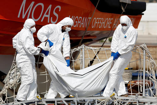 حمل جنازه یک پناهجوی آفریقایی جان باخته در آب های سواحل سیسیل ایتالیا