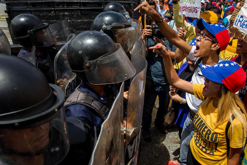 تظاهرات مخالفان حکومت ونزوئلا با درخواست برگزاری رفراندوم درباره تعیین تکلیف ادامه ریاست جمهوری نیکولاس مادورو رییس جمهور – کاراکاس