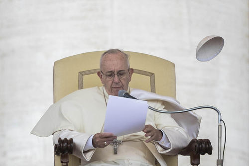 باد و کلاه پاپ – واتیکان