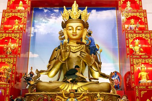 تمیز کردن مجسمه های معابد – سوماترای اندونزی