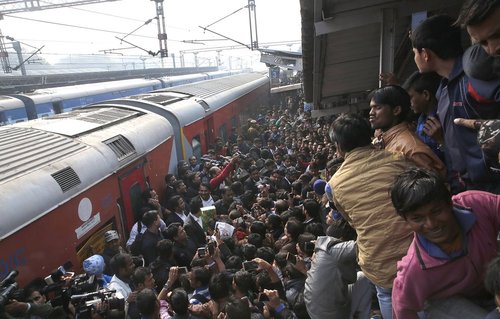 تجمع هواداران شاهرخ خان – هنرپیشه سینمای بالیوود – در یک ایستگاه قطار در دهلی همزمان با فیلمبرداری از یک فیلم جدید این هنرمند