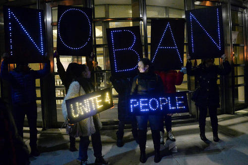 تجمع مخالفان دونالد ترامپ در مقابل ساختمان دادگاه فدرال در بروکلین نیویورک در حمایت از حکم قاضی در متوقف کردن اجرای فرمان اجرایی اخیر ترامپ مبنی بر ممنوعیت ورود پناهجویان و شهروندان 7 کشور به آمریکا