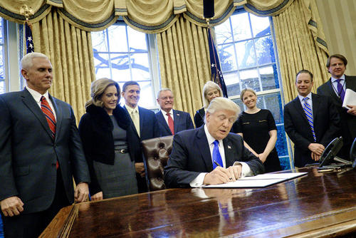 امضای فرمان اجرایی ترامپ در ممنوع کردن 5 ساله لابی گری مقامات دولتی- کاخ سفید