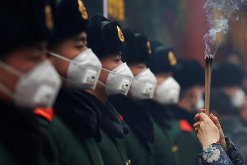 آلودگی هوای پکن و ماسک های گارد تشریفات ارتش چین در جشن سال نو چینی