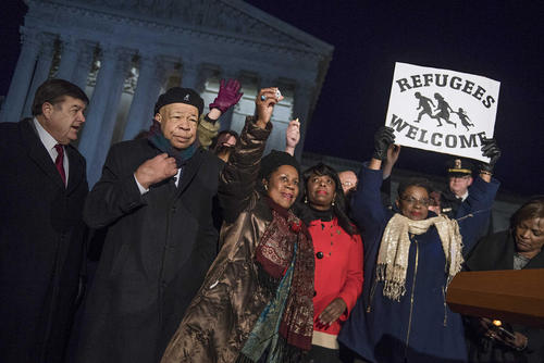 تجمع نمایندگان دموکرات کنگره آمریکا در مقابل ساختمان دیوان عالی آمریکا در اعتراض به فرمان جنجالی ضد مهاجران ترامپ – واشنگتن