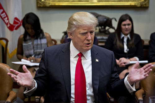 ترامپ در حال دیدار با دارندگان بنگاه های کوچک اقتصادی – کاخ سفید