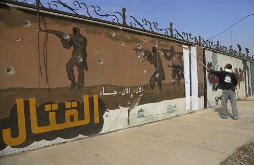 نقاشی دیواری های برجای مانده از داعش در منطقه شرق شهر موصل