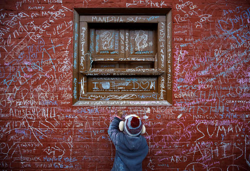 کودکان نپالی در حال نوشتن درس های معبد روی دیوار - معبدی در شهر کاتماندو