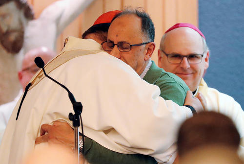 کاردنیال کلیسای جامع کبک در حال آغوش گرفتن رییس مرکز اسلامی کبک در مراسمی برای یادبود قربانیان مسلمان حمله به مسجدی در کبک در کلیسای نوتردام کبک