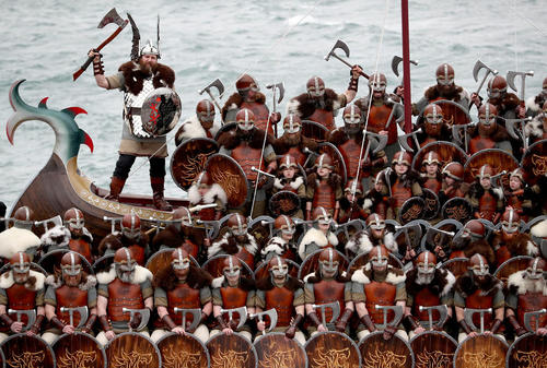 پوشیدن لباس وایکینگ ها در جشنواره ای سنتی در جزایر شِتلند بریتانیا