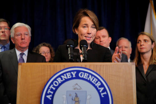 دادستان کل ایالت ماساچوست آمریکا در نشستی خبری از فرمان اجرایی اخیر ترامپ درباره ممنوعیت صدور ویزای آمریکا برای شهروندان 7 کشور انتقاد کرده و گفت ایالت ماساچوست علیه این فرمان شکایت خواهد کرد - بوستون