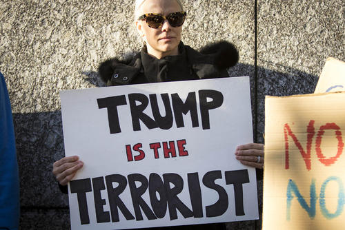 تظاهرات علیه فرمان اجرایی جنجالی ترامپ در مقابل سفارت آمریکا در توکیو