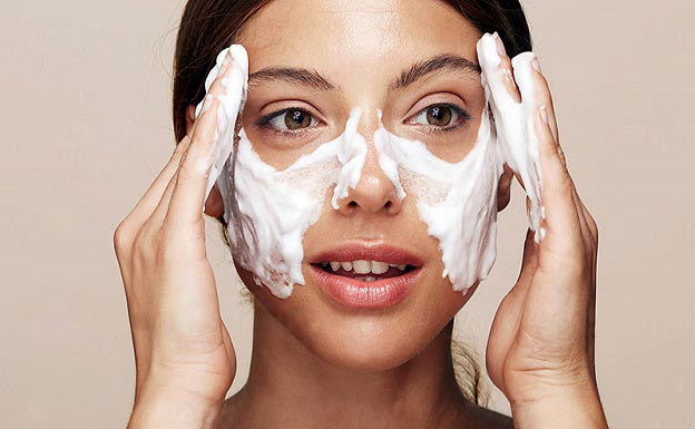 فوم شستشوی صورت چیست و چه کاربردهایی دارد؟