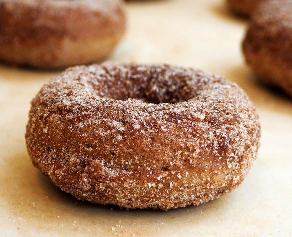 طرز تهیه دونات سیب و دارچین