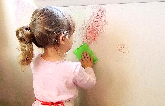 روش های از بین بردن لکه جوهر و خودکار از دیوار