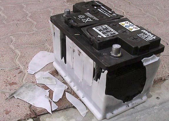 دلایل ترکیدن باتری خودرو