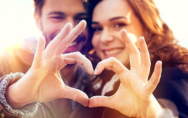 20 نشانه ای که ثابت می کند شوهرتان عاشق شماست