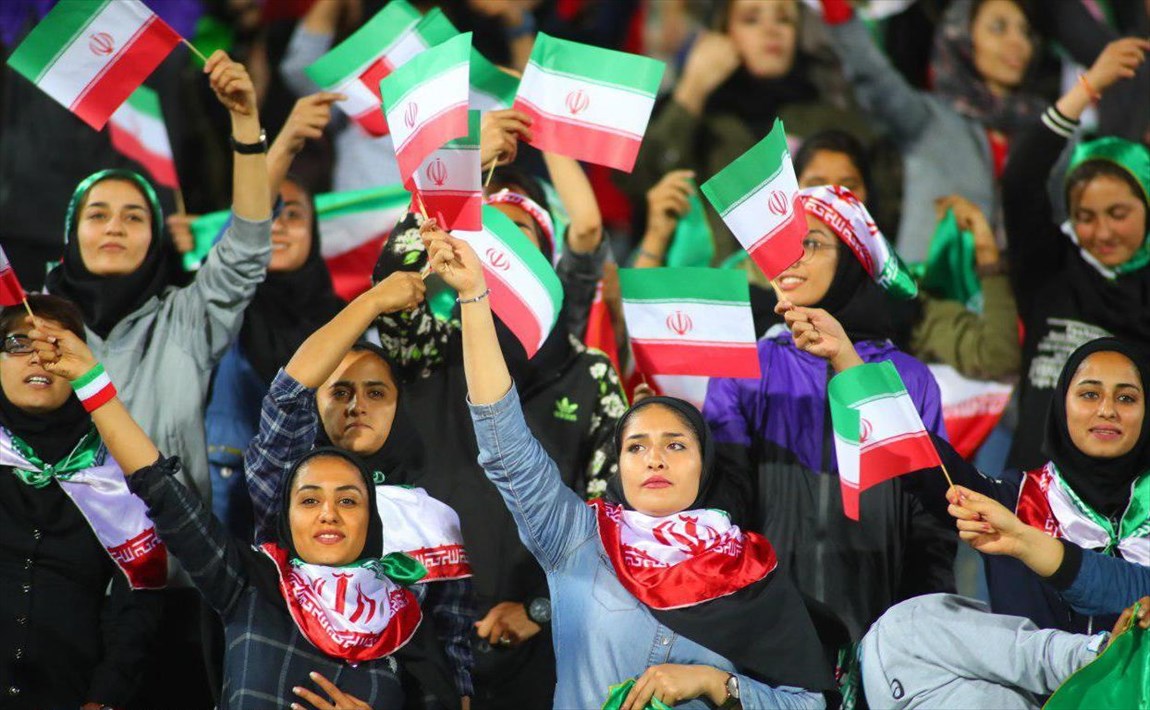 ...زنان در بازیهای داخلی هم به استادیوم میآیند...