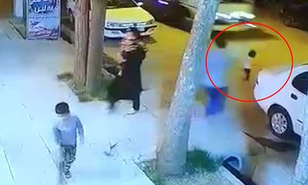 اقدام سریع و فوق العاده فروشنده برای نجات یک کودک