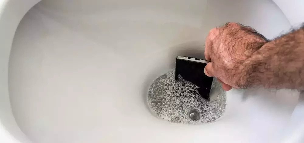 مراحل فوری پس از افتادن گوشی در توالت