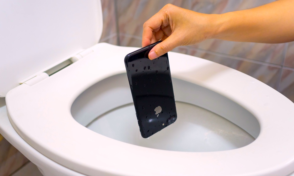 وقتی گوشی‌تان داخل دستشویی می‌افتد، چه باید بکنید؟